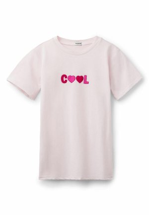 Jasnoróżowy T-shirt z krótkim rękawem z napisem „COOL” pogrubioną czcionką, gdzie dwie litery O zostały zastąpione różowymi serduszkami.