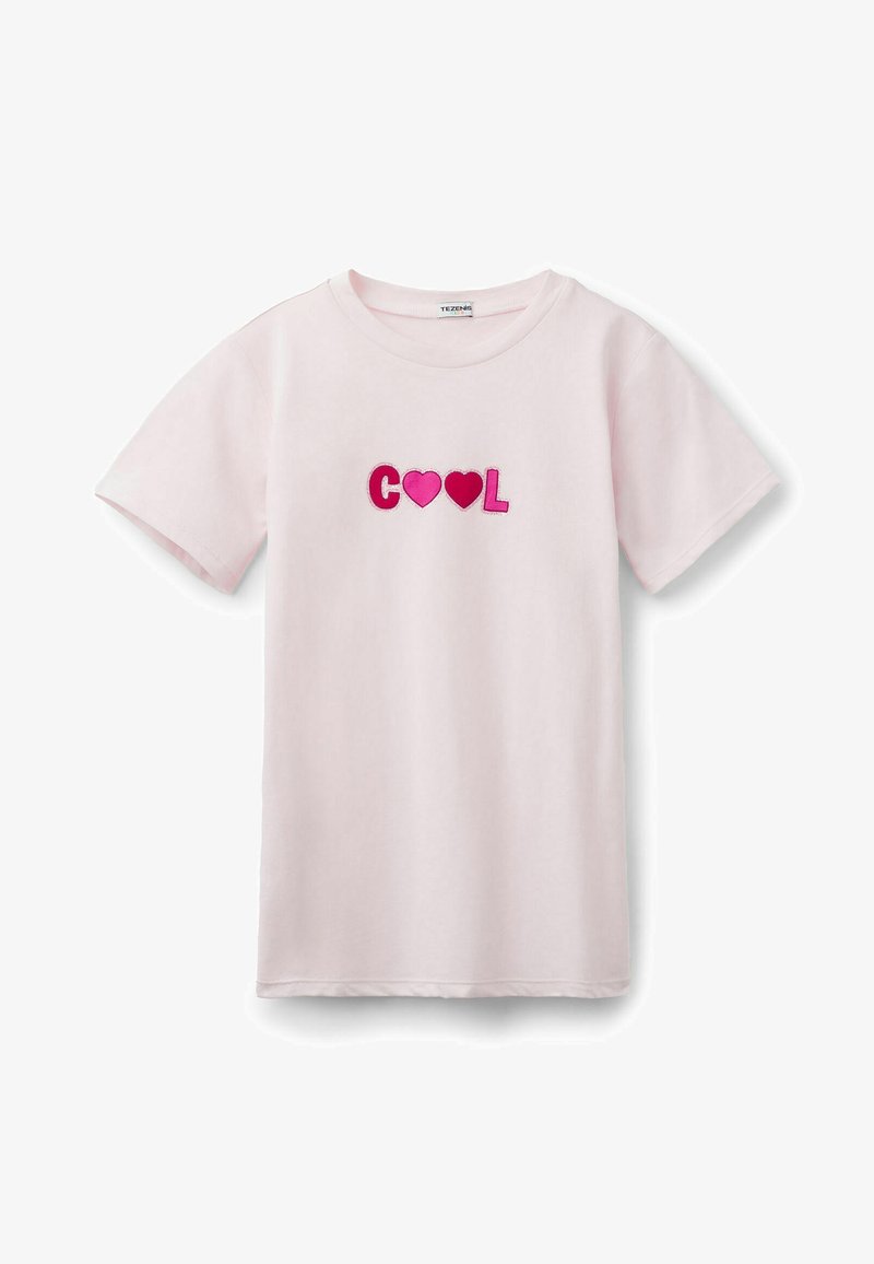 T-shirt rose clair à manches courtes avec "COOL" en lettres épaisses, où les deux O sont remplacés par des formes de cœur roses.