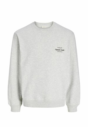 Sweat-shirt gris clair à col rond avec poignets et ourlet côtelés, petit logo texte noir sur la poitrine gauche indiquant « Originals Studio ».