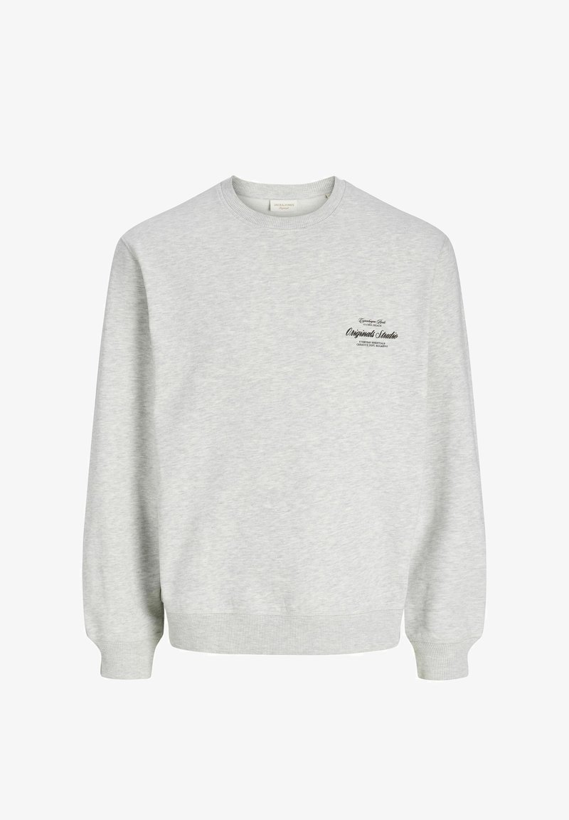 Sweat-shirt gris clair à col rond avec poignets et ourlet côtelés, petit logo texte noir sur la poitrine gauche indiquant « Originals Studio ».