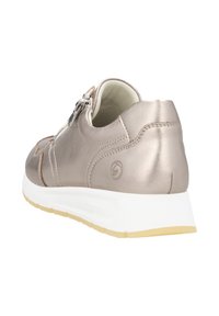 Rosa-goldenes Leder-Sneaker mit einer weißen Gummisohle, seitlichem Reißverschluss und subtilen Stichdetails im oberen Bereich. Texturierte Oberfläche und Logo-Akzent.