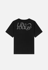 Zwarte katoenen t-shirt met een ronde halslijn en korte mouwen. De achterkant toont witte cursieve tekst "Live Today." Soepele textuur.