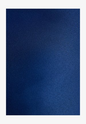 Țesătură de un albastru profund, cu o textură netedă și ușor lucioasă. Culori uniforme cu variații subtile în nuanțe, oferind un aspect bogat.