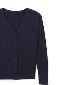 Dunkelblauer Cardigan mit V-Ausschnitt, der ein strukturiertes Kabelstrickdesign, lange Ärmel und sechs Knopfverschlüsse auf der Vorderseite aufweist.