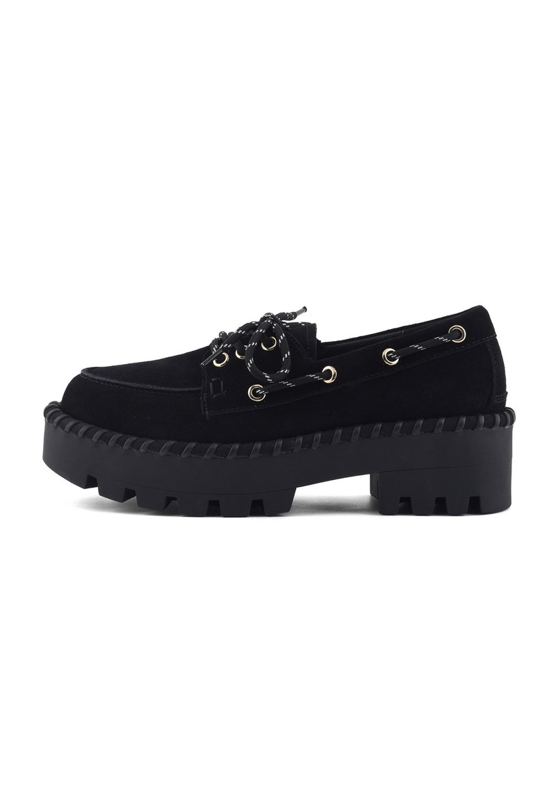 Mocassino platform in suède nero con suola spessa a rilievo, punta rotonda e dettaglio con lacci e occhielli metallici attorno al colletto.
