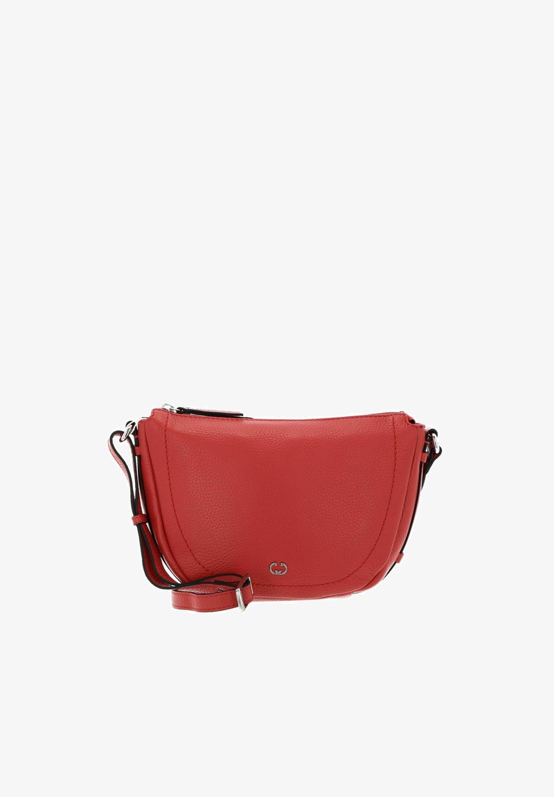 Sac bandoulière en cuir rouge avec surface texturée, sangle réglable, fermeture éclair argentée et petit logo argenté au centre avant.