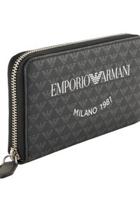 Cartera con cremallera negra que presenta el logo de Emporio Armani en blanco, material texturizado con sutiles acentos de patrón y hardware de cremallera en tono plateado.