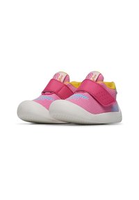 Rosa Kinderschuhe aus Mesh mit einer Gummisohle. Sie verfügen über einen Klettverschluss, gelbe Akzente und blaue sowie rosa Muster an den Seiten.