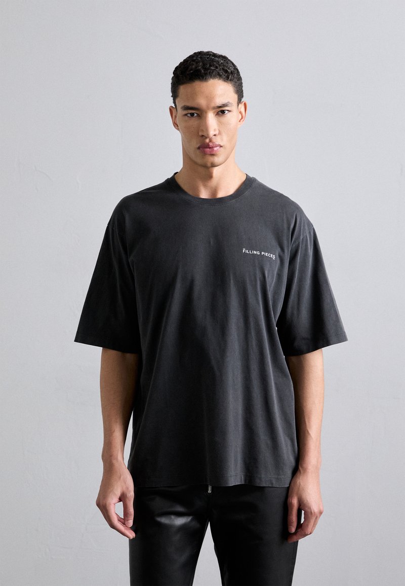T-shirt surdimensionné gris en coton, avec un col rond et des manches courtes. Logo "FILLING PIECES" imprimé sur la poitrine gauche.
