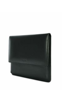 Czarna skórzana kopertówka w stylu koperty, gładka tekstura, zapięcie na klapkę z wytłoczonym logo, prostokątny kształt, minimalistyczny design.