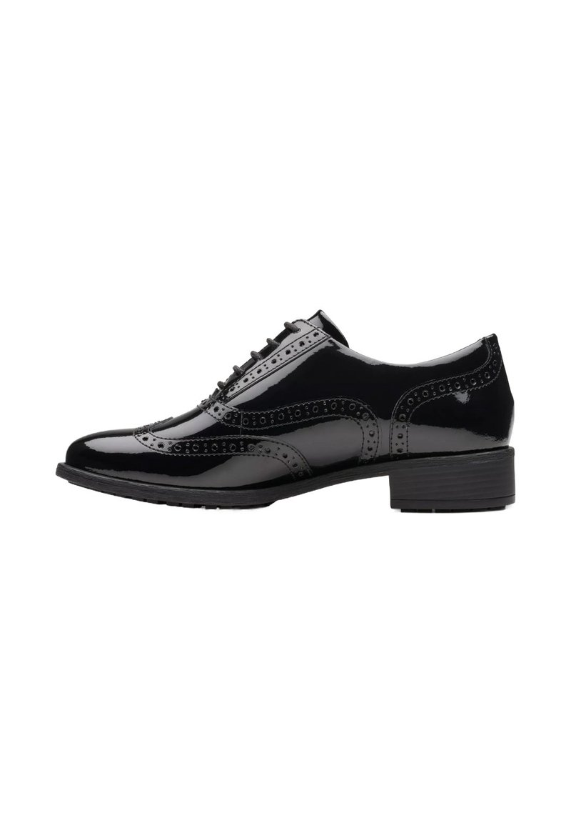 Schwarze patentierte LederOxford-Schuhe mit Brogue-Verzierungen, runder Zehenform und niedrigem Absatz. Sie verfügen über eine glatte Oberfläche und aufwändige Perforationen.
