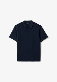 Polo azul marino de manga corta con cuello y tapeta de dos botones, colocado plano sobre un fondo blanco.
