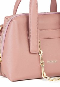 Borsa a mano rosa in pelle con hardware dorato, chiusura con zip, manici corti e tracolla rimovibile a catena. Finitura texturizzata e dettaglio del logo visibile.