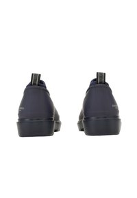 Zapatos impermeables de color azul marino con exterior liso de goma, suelas texturizadas y forma redondeada. Cuentan con una lengüeta en el talón y una marca mínima.