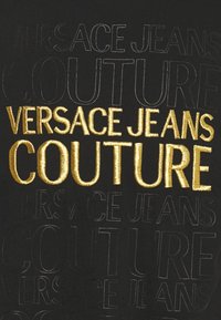 Schwarzer Stoff mit geprägtText "VERSACE JEANS" und auffällig gesticktem "COUTURE" in goldener Stickerei, die einen Kontrast bildet.
