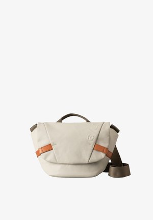 Beige Schultertasche aus robustem Stoff mit einem braunen Lederakzentriemen. Verfügt über eine strukturierte Form und einen oberen Griff zum Tragen.