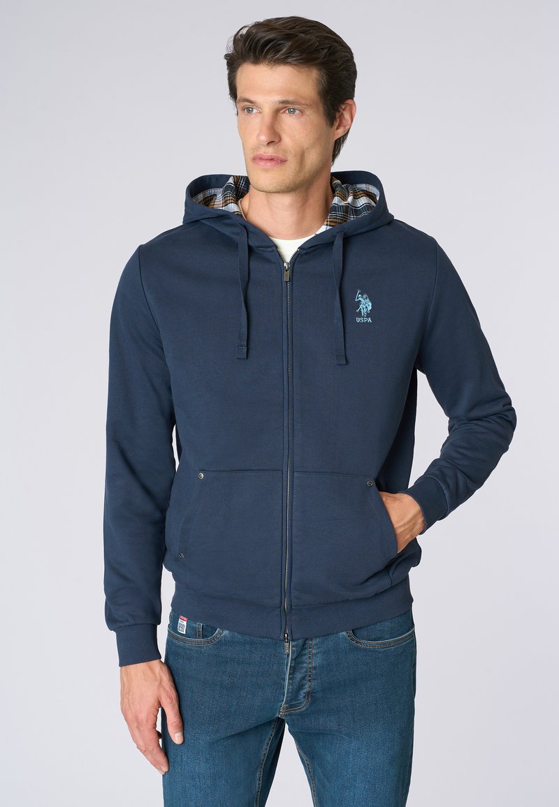 Felpa con zip blu marina realizzata in un mix di cotone, con fodera interna a scacchi, dotata di zip frontale e due tasche laterali.