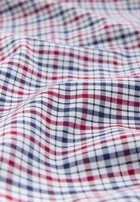 Pamukasta karirana tkanina s mrežastim uzorkom u crvenoj, mornarskoj i bijeloj boji. Glatka tekstura s vidljivim detaljima tka i sitnim linijama.