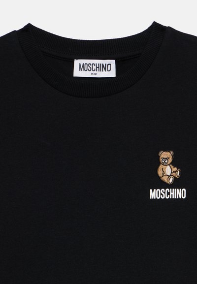Μαύρο παιδικό φούτερ Moschino Kid με μικρή κεντημένη καφέ αρκουδάκι και λευκό λογότυπο Moschino στο στήθος.