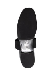 Czarna podeszwa buta z gładką, płaską powierzchnią. Materiał gumowy, zaokrąglony kształt, z wytłoczonym rozmiarem '38'. Ma boczny elastyczny pasek.