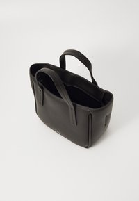 Svart läderhandväska med två handtag, rektangulär form och synlig sömnad; insidan har en mörk foder. Ingen hårdvara eller märkbara accenter.