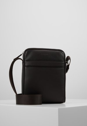 Borsa a tracolla nera in pelle con una texture liscia, chiusura a zip e tracolla regolabile. Presenta una tasca frontale e una forma rettangolare.