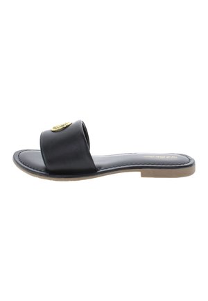 Schwarze Rutschsandale mit einem glatten synthetischen Obermaterial, goldenen Akzentdetails, flacher beiger Sohle und einem breiten Riemen über der Vorderseite.