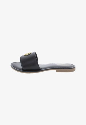 Svart slide-sandal med en slät syntetisk ovandel, en gulddetalj, platt beige sula och ett brett rem över framtill.