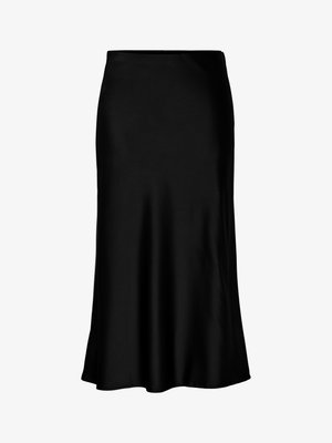 Saia midi preta em cetim com uma textura suave, bainha godê e um cós ajustado, apresentando um design simples e clássico.