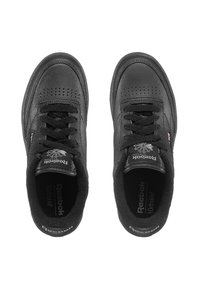 Sorte skinnesneakers med perforerte detaljer, flate lisser, polstret tunge og Ortholite innersåler. Har Reebok-logo på tungen.