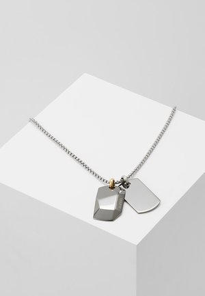 Collier en argent présentant des médaillons géométriques en métal poli, dont un avec un logo. Comprend une chaîne avec un maillon en accent doré.