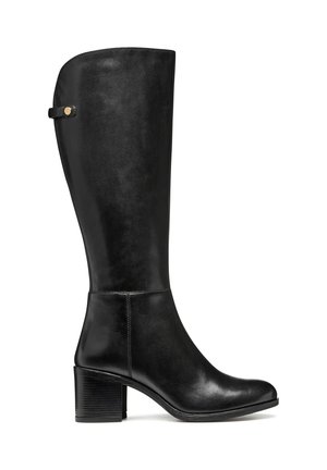 Botas de cuero negro hasta la rodilla con un acabado suave, tacón grueso, punta redonda y una correa decorativa con un acento dorado.