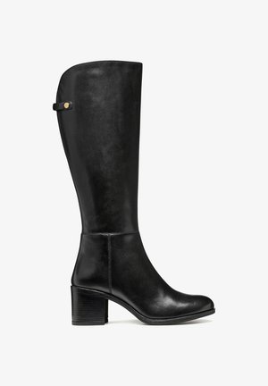 Bottes en cuir noir, arrivant au genou, avec une finition lisse, un talon épais, un bout arrondi et une sangle décorative avec un accent doré.