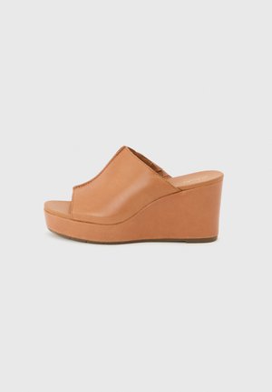 Clarks SABINA - Mules à talons - tan