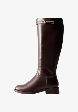 Ciemnobrązowe skórzane kozak z niskim słupkiem i dekoracyjną złotą metalową klamrą blisko góry.