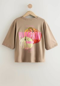 Next REGULAR FIT - GRAPHIC AUTUMNAL PUMPKIN FARM ELBOW SLEEVE CREW NECK  - Marškinėliai su spaudiniu - mole