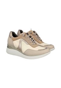 Zapatillas de cuero beige y crema con acentos de ante, puntera redondeada, paneles laterales texturizados, cordones finos y una suela blanca acolchada.