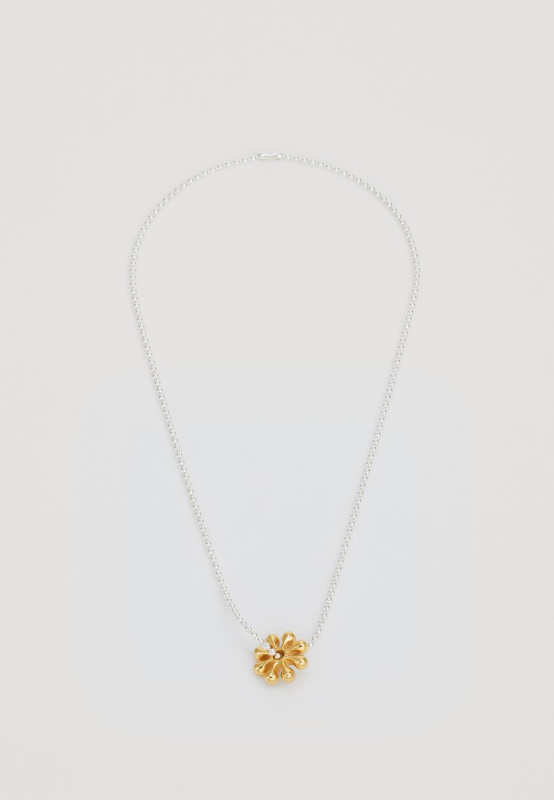 Strieborný reťazový náhrdelník s pozláteným kvetinovým príveskom s zakrivenými lupienkami a centrálnym drahokamom.