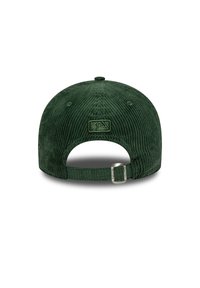 Πράσινο καπέλο από κορντόρι με υφή στην επιφάνεια, ρυθμιζόμενο λουράκι και ταμπέλα με λογότυπο στο πίσω μέρος. Στρογγυλό σχήμα με οπές αερισμού.