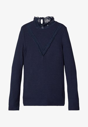 Granatowy top z długim rękawem z prążkowanego materiału, z wysokim koronkowym kołnierzem i koronkowym akcentem w kształcie litery V przy dekolcie. Miękka faktura i dopasowany krój.