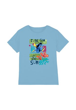 Hellblaues T-Shirt mit kurzen Ärmeln, das ein Grafikdesign mit Cartoon-Fischen, dem Text "SPASS, MEER & WELLEN" und farbenfrohen Seegrasakzenten zeigt.
