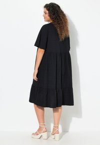 Ulla Popken SEERSUCKER SHORT SLEEVE V-NECK MIDI - Jurk - black