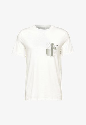 Weißes Baumwoll-T-Shirt mit einem grafischen Fronttaschenmotiv aus geometrischen Linien in Grau und Grün. Rundhalsausschnitt und kurze Ärmel.