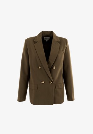 Blazer verde oliva de doble botonadura en un tejido suave con botones dorados, solapas con muesca y dos bolsillos frontales.