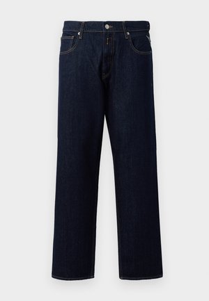 Tumed sinised denim püksid lõdva sirge sääre lõikega, viie tasku disaini ja kontrastsete kollaste õmblustega. Ilma nähtavate logode või mustriteta.