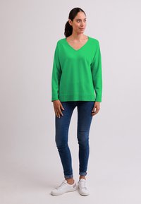 CASH-MERE MIT SEITENSCHLITZEN - Stickad tröja - grün