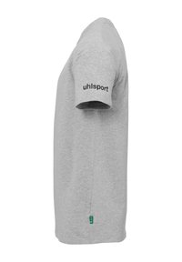 Grå bomulds t-shirt med korte ærmer, med sort "uhlsport" logo på venstre ærme. Glat tekstur og almindelig pasform.