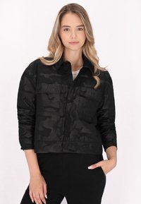 Sort bomberjakke med camouflage-mønster, krave, cropped skæring, frontlommer og en glat, blank overflade.