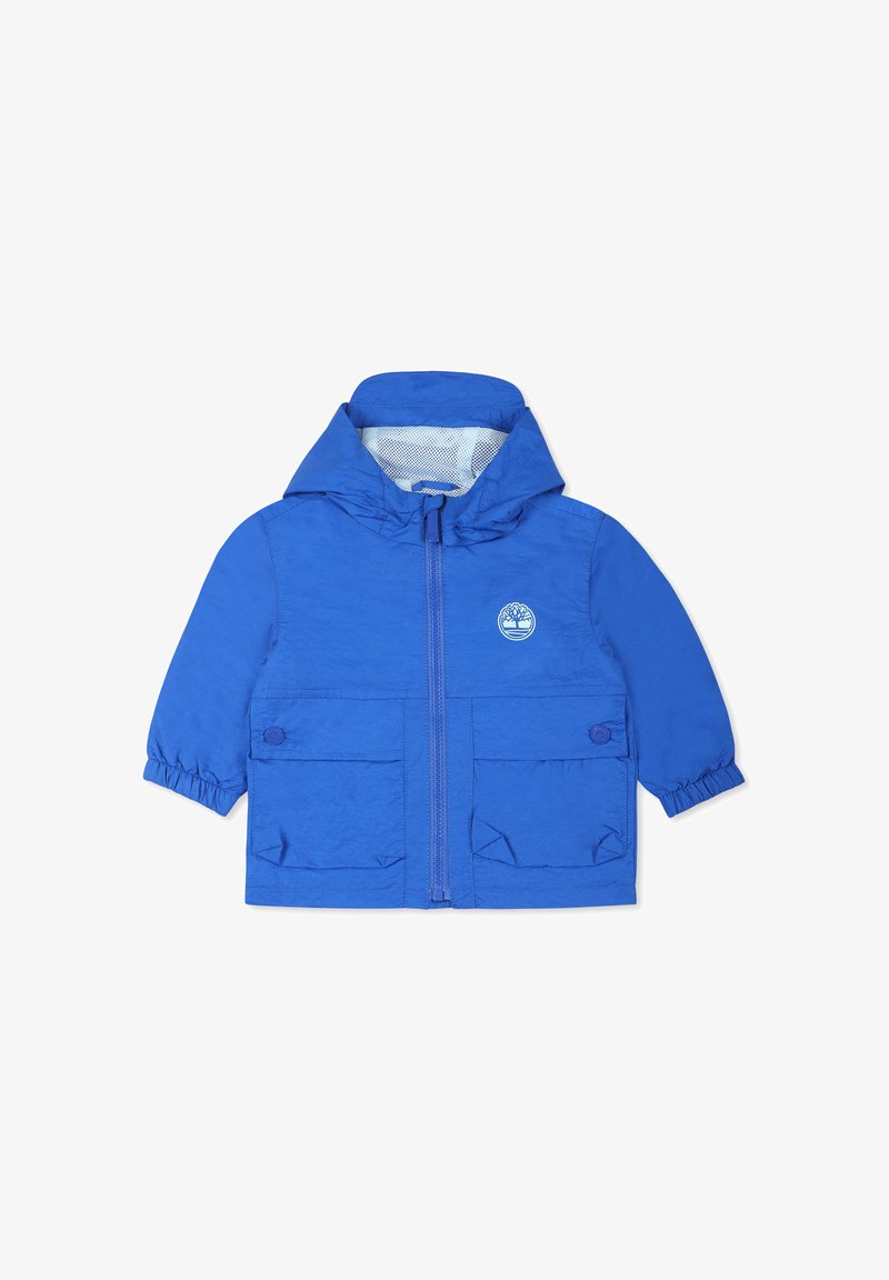 Blauwe lichtgewicht jas met een capuchon, elastische manchetten, twee voorzakken en een logo op de borst. Gladde textuur en waterafstotend materiaal.