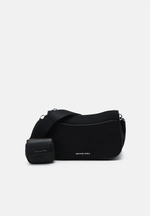 Zwarte schoudertas met ritssluiting, verstelbare band, gladde leren accenten en een kleine afneembare pouch. Heeft logo-opdruk aan de voorkant.